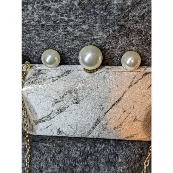 Vintage clutch with faux pearl accents and a gold tone chain strap - Picture 5 of 11